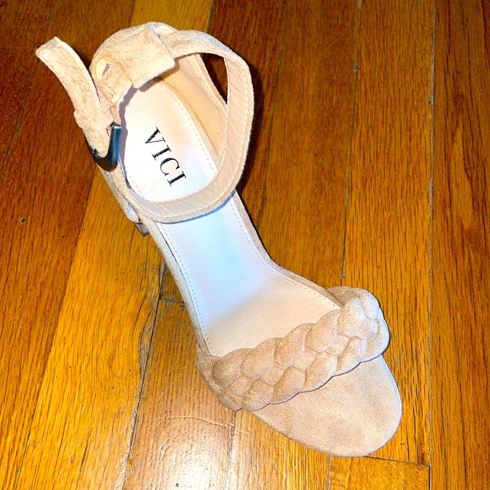 Sandal heels with suede type material